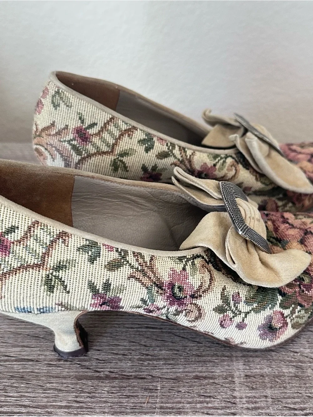 Peter Fox Vintage Woven Floral Tapestry Suede Bow Buckle Heels Pumps Italy 7.5B